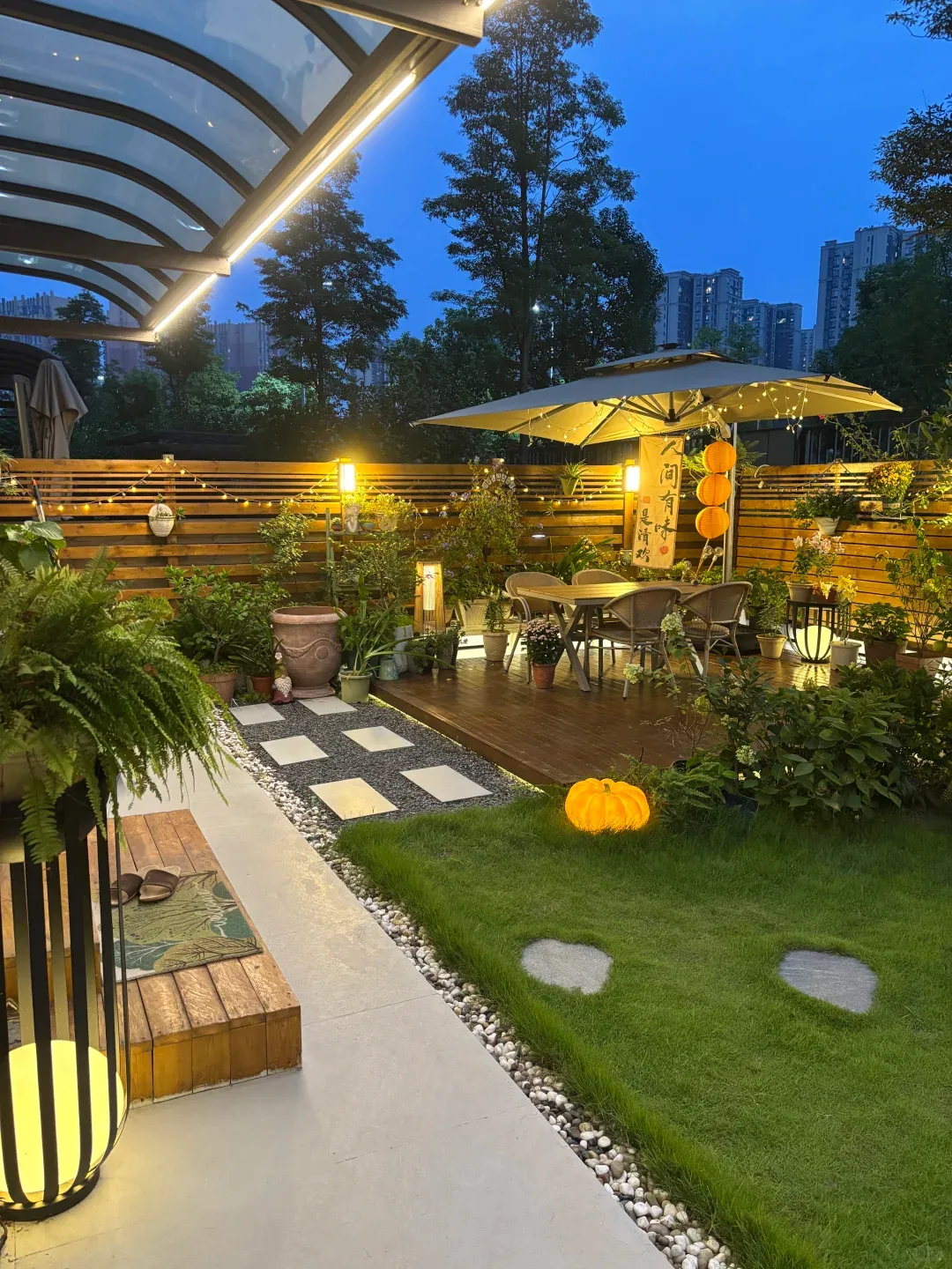 在建材市场遇到一对纠结买哪种防腐木的夫妻,我忍不住插了一嘴,跟他们讲了天然木和塑木的区别,结局大反转!