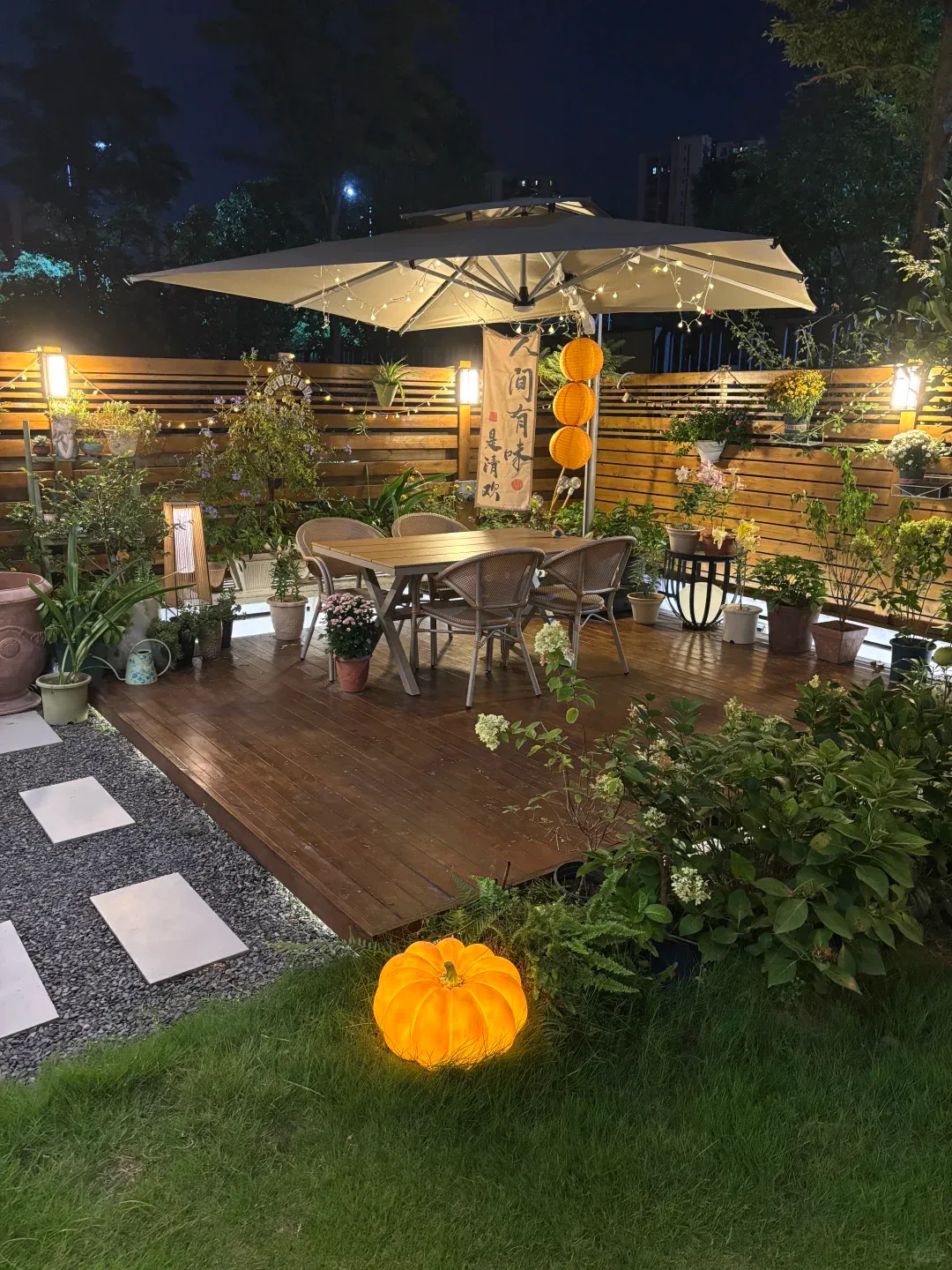 在建材市场遇到一对纠结买哪种防腐木的夫妻,我忍不住插了一嘴,跟他们讲了天然木和塑木的区别,结局大反转!