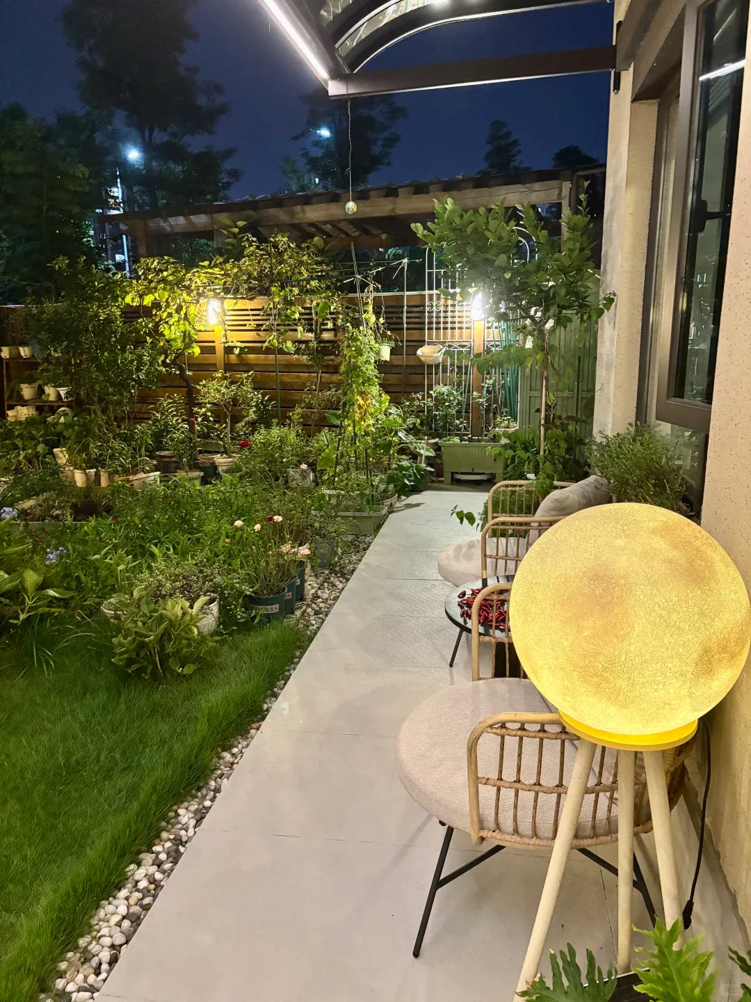 在建材市场遇到一对纠结买哪种防腐木的夫妻,我忍不住插了一嘴,跟他们讲了天然木和塑木的区别,结局大反转!