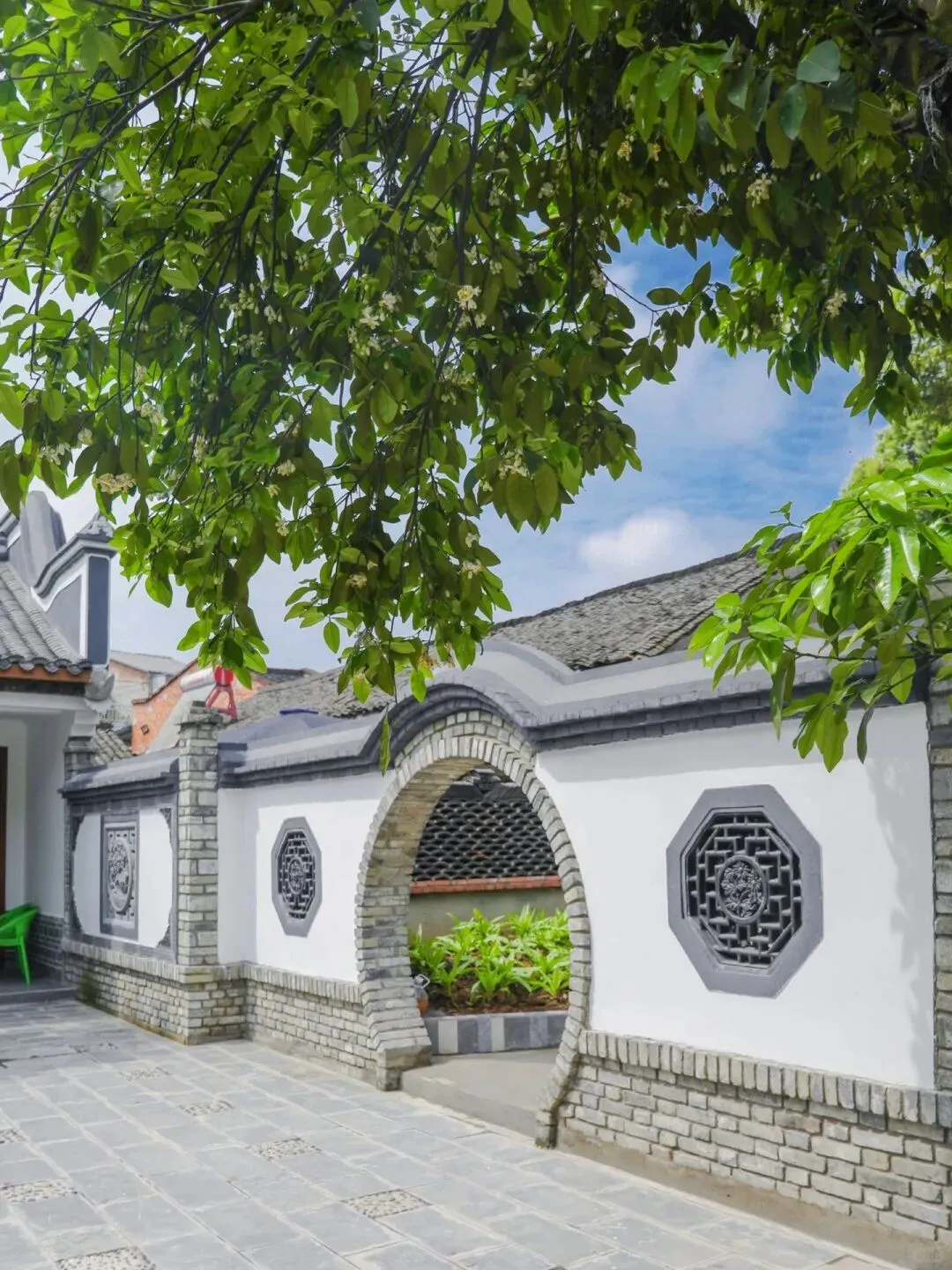 在建材市场遇到一对纠结买哪种防腐木的夫妻,我忍不住插了一嘴,跟他们讲了天然木和塑木的区别,结局大反转!