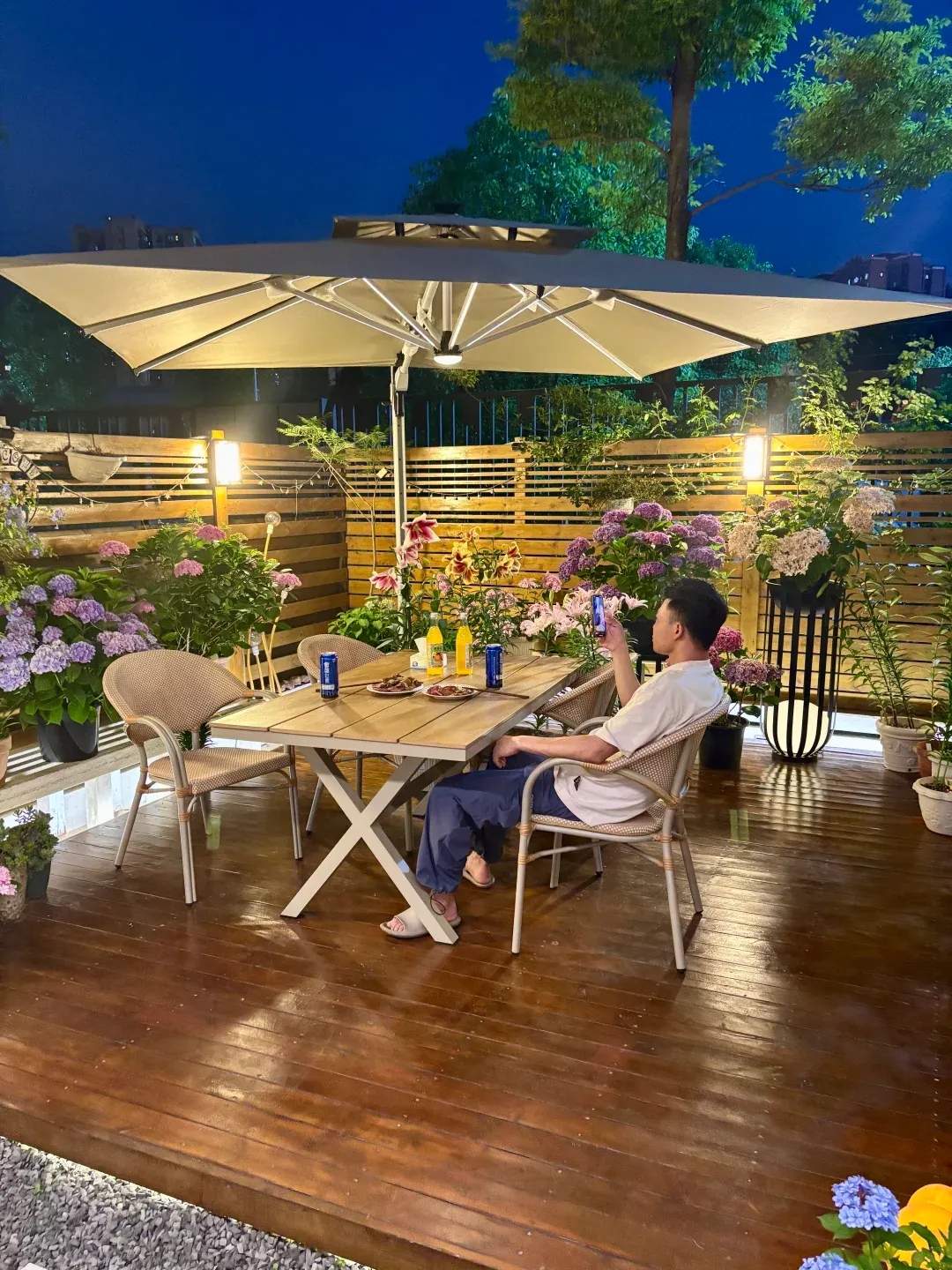 在建材市场遇到一对纠结买哪种防腐木的夫妻,我忍不住插了一嘴,跟他们讲了天然木和塑木的区别,结局大反转!