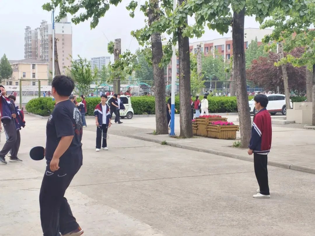 青春正好:教学楼前的羽毛球,藏着营销241班最动人的模样