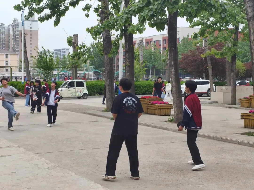 青春正好:教学楼前的羽毛球,藏着营销241班最动人的模样