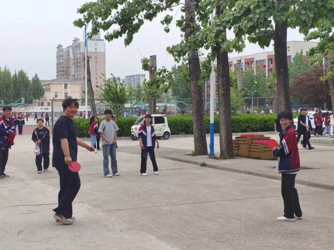 青春正好:教学楼前的羽毛球,藏着营销241班最动人的模样