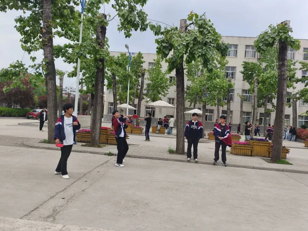 青春正好:教学楼前的羽毛球,藏着营销241班最动人的模样
