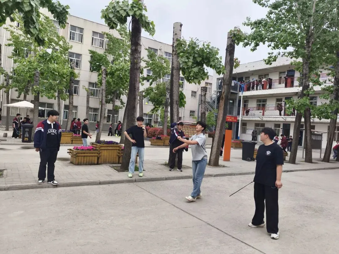青春正好:教学楼前的羽毛球,藏着营销241班最动人的模样