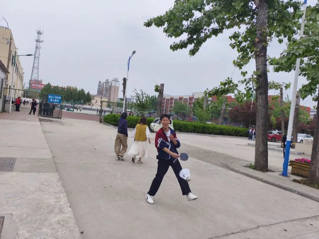 青春正好:教学楼前的羽毛球,藏着营销241班最动人的模样