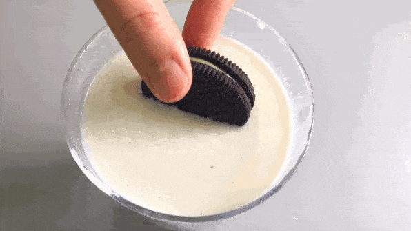 【全球鬼才营销系列】第三期:1990年奥利奥的“扭舔泡”,一场酝酿了80年的用户行为“抄袭”