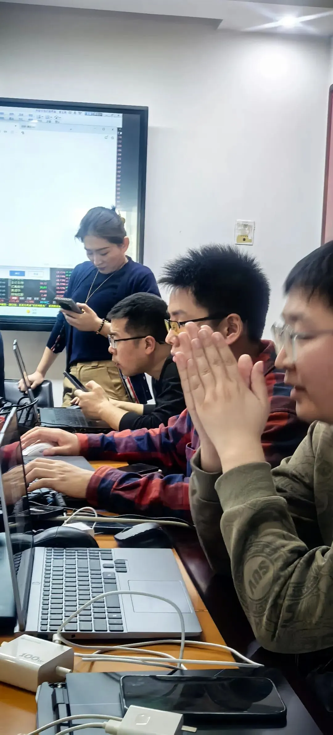 【市场心法】与【实战淬炼】:在轮动中寻找“非线性”的确定性