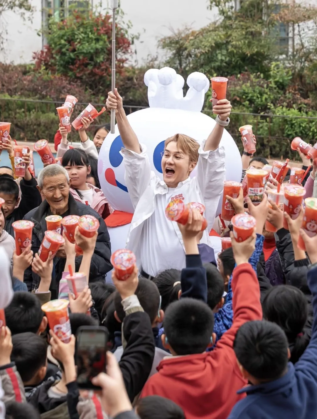 蜜雪冰城请吴克群,这波营销真是赢麻了!