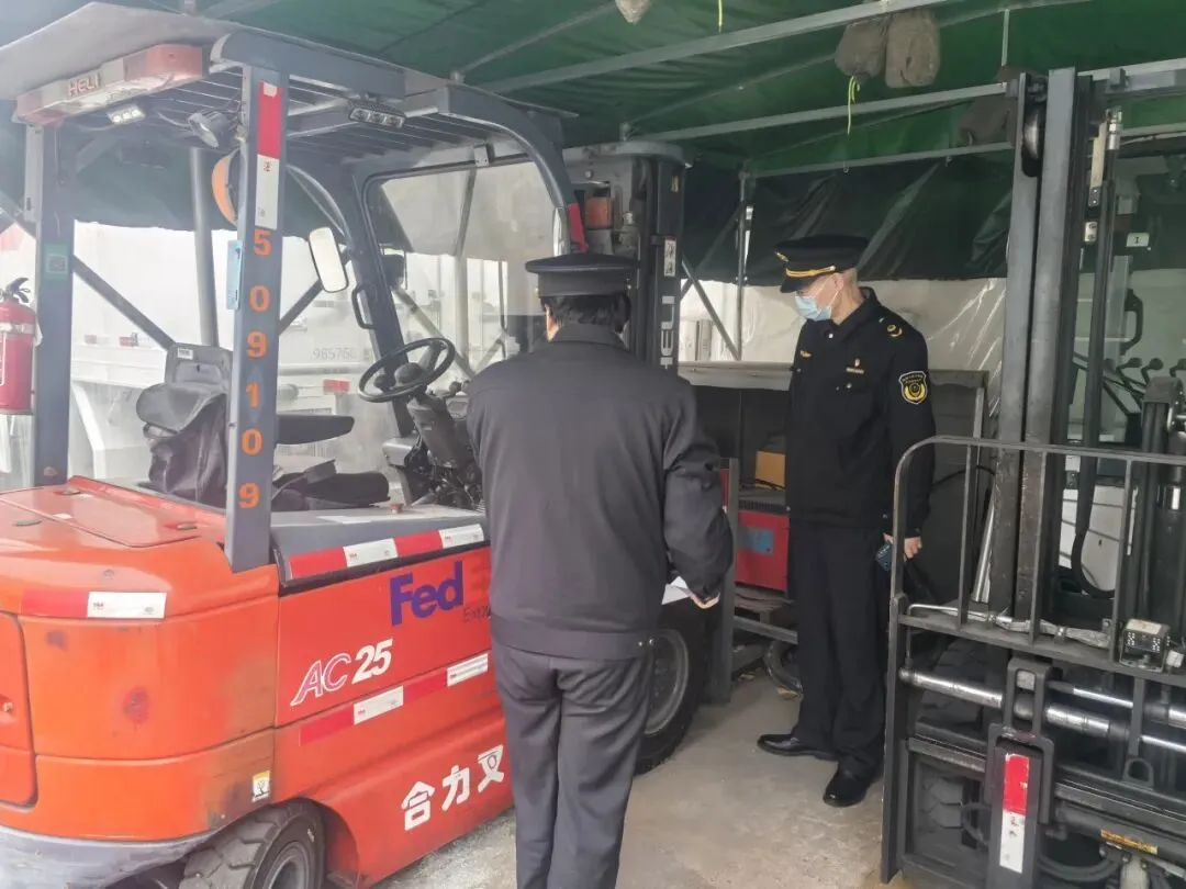 “小叉车”关乎“大安全”!长宁区市场监管局这样拧紧叉车作业“安全阀”