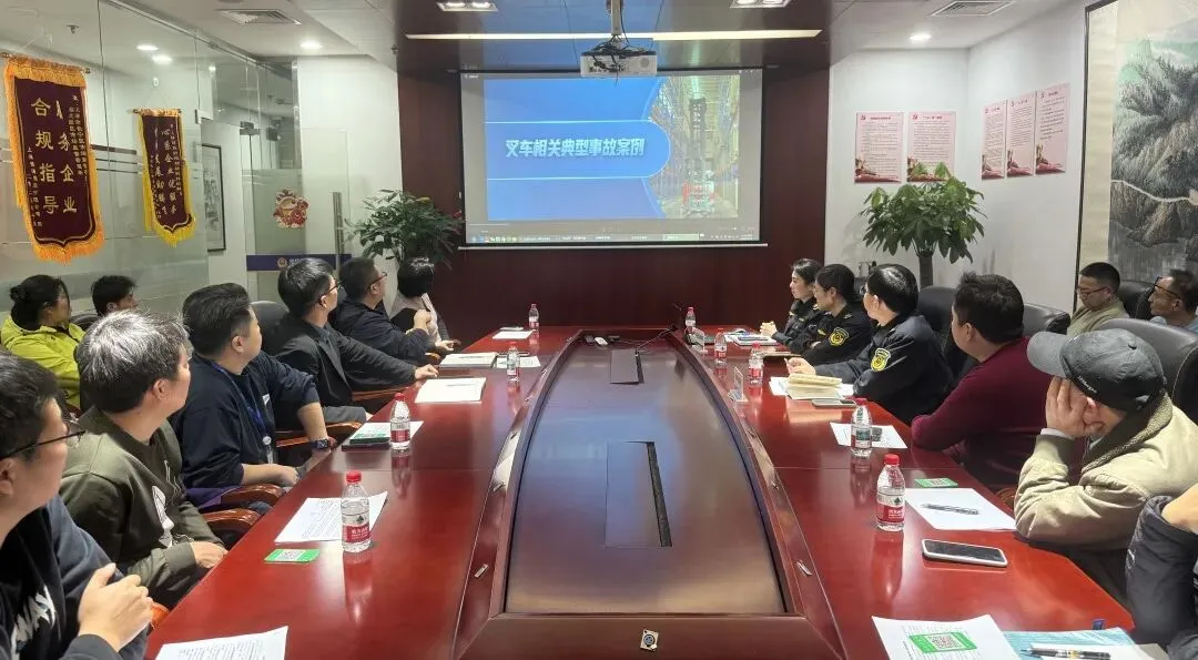 “小叉车”关乎“大安全”!长宁区市场监管局这样拧紧叉车作业“安全阀”