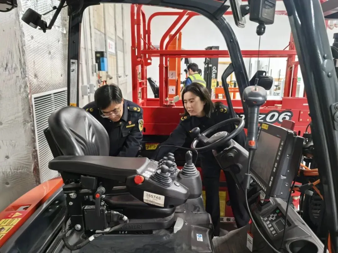 “小叉车”关乎“大安全”!长宁区市场监管局这样拧紧叉车作业“安全阀”