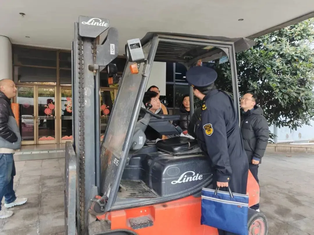 “小叉车”关乎“大安全”!长宁区市场监管局这样拧紧叉车作业“安全阀”