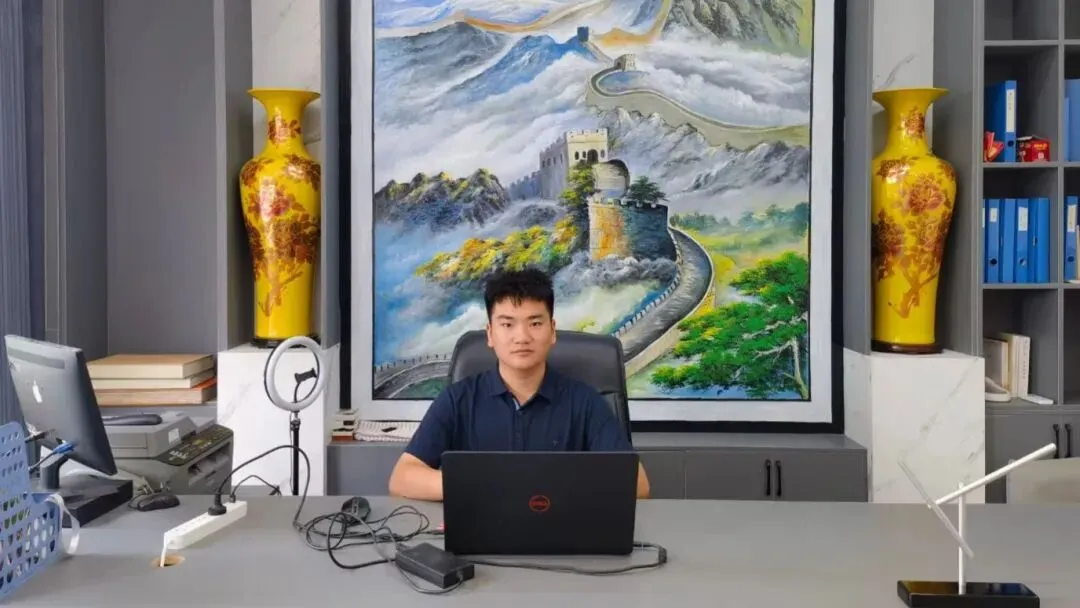 学校里学的拍摄、剪辑和营销,后来都成了他创业的底气