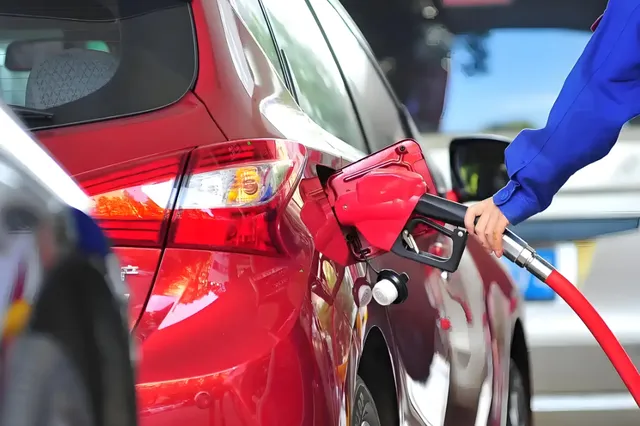油价暴涨终于影响市场,油车暴跌超四成,奇怪的是电车也在跌!日本车似乎成为赢家!