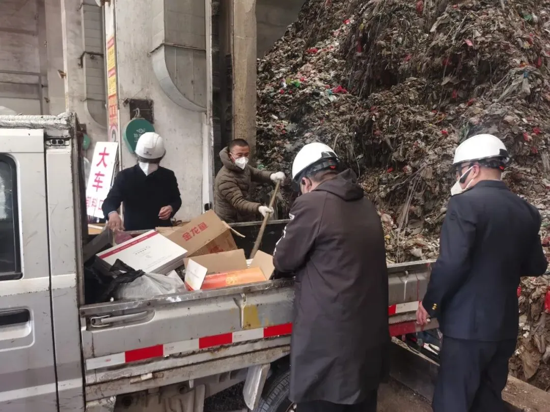 亮剑护民生!林州市市场监管局集中销毁假冒伪劣及过期商品