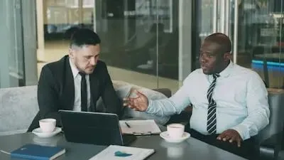 做销售的最大悲哀-为什么有人年入百万?你却毁在低价搬箱子的“简单思维”里