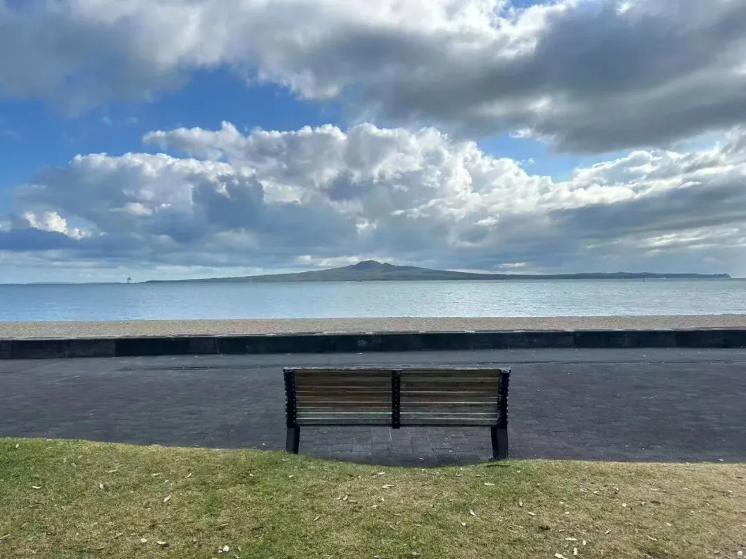 做销售的最大悲哀-为什么有人年入百万?你却毁在低价搬箱子的“简单思维”里