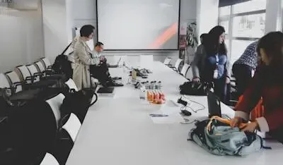 做销售的最大悲哀-为什么有人年入百万?你却毁在低价搬箱子的“简单思维”里