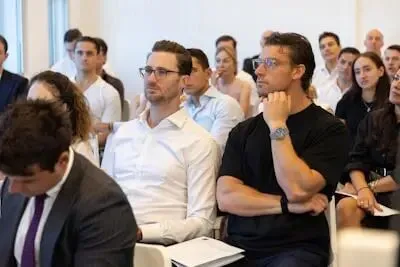 做销售的最大悲哀-为什么有人年入百万?你却毁在低价搬箱子的“简单思维”里