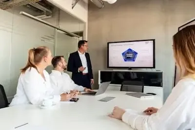 做销售的最大悲哀-为什么有人年入百万?你却毁在低价搬箱子的“简单思维”里