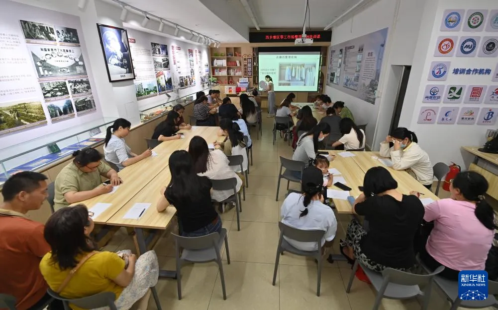 新华社关注 | 广西南宁:零工市场夜市助就业