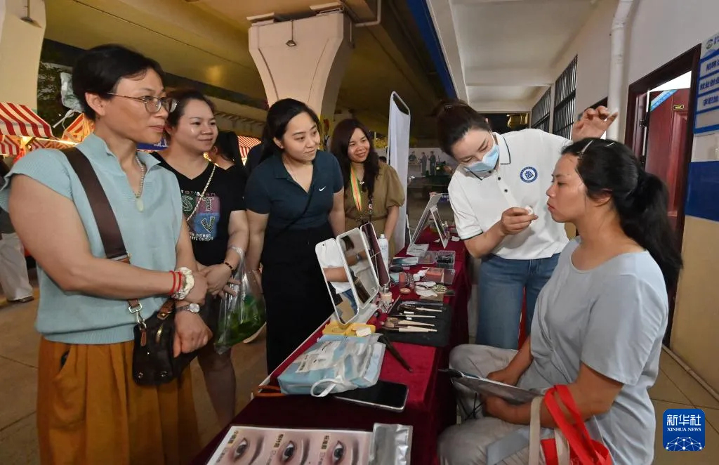 新华社关注 | 广西南宁:零工市场夜市助就业
