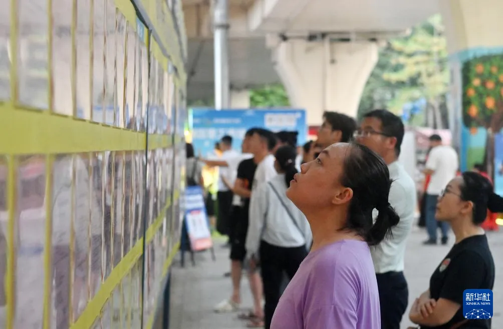 新华社关注 | 广西南宁:零工市场夜市助就业