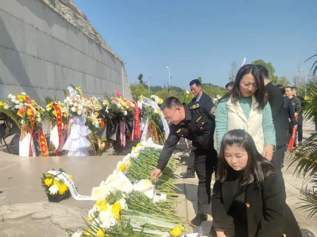 赓续红色血脉 护航园区发展——修水县市场监管局工业园区分局与园区企业商会联合开展清明祭英烈主题党日活动