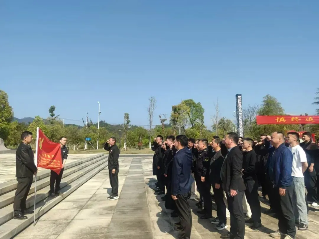 赓续红色血脉 护航园区发展——修水县市场监管局工业园区分局与园区企业商会联合开展清明祭英烈主题党日活动