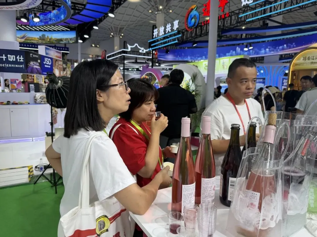 聚力拓市场 酒香飘全球 宁夏15家酒庄亮相消博会