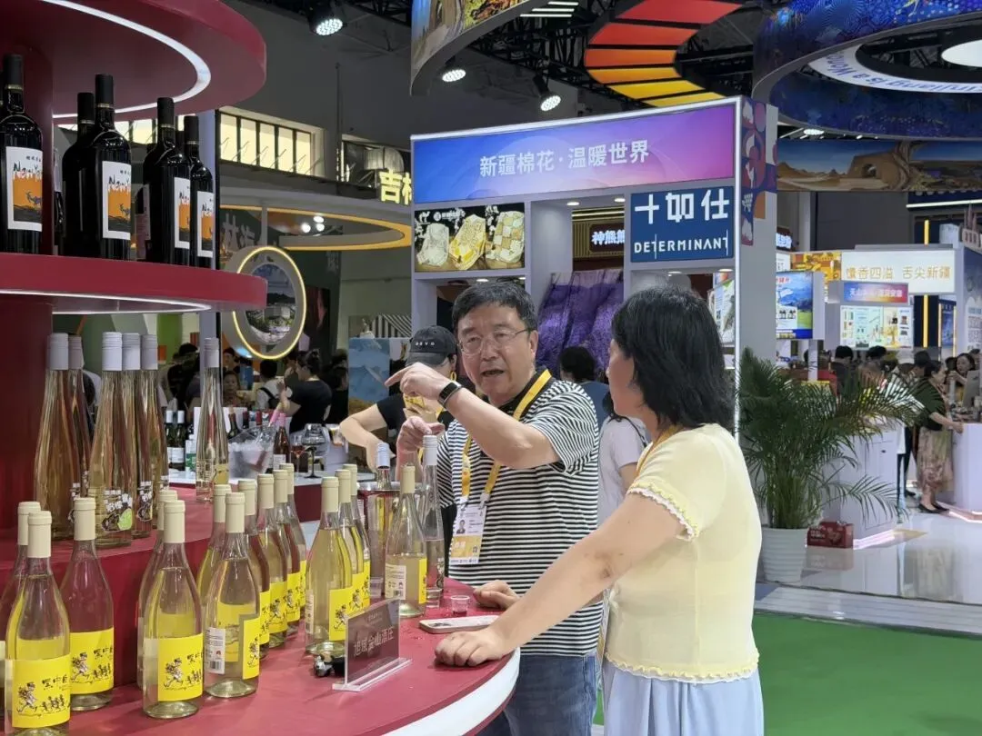 聚力拓市场 酒香飘全球 宁夏15家酒庄亮相消博会