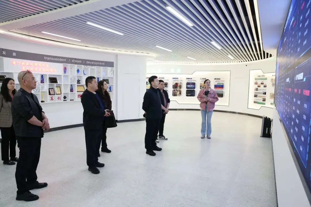 对外交流/昆明市市场监督管理局滇中新区直管区分局局长朱华一行到参观考察