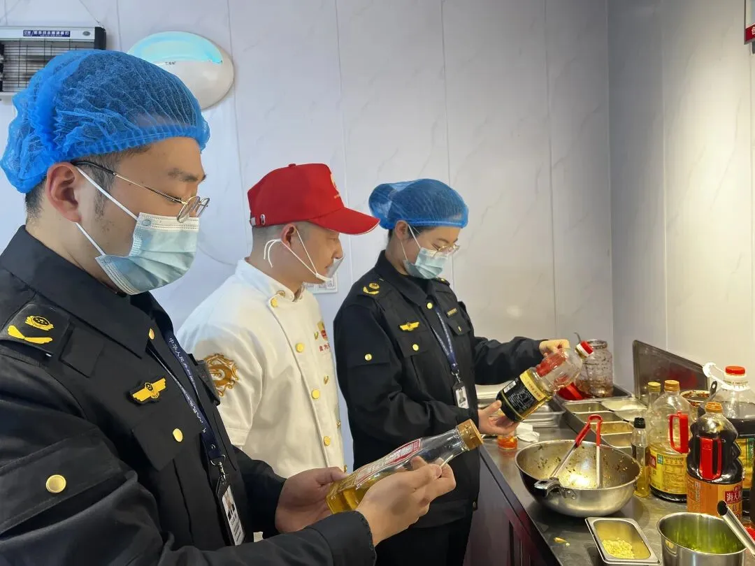 苏超“燃”!卤味“香”,南京市六合区市场监管局用“食”力守护这场双向奔赴