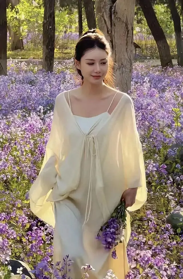 张兰开发海外市场拼事业,马筱梅回京急带货,生娃后人气不如以往