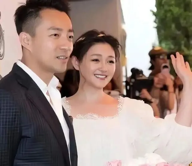 张兰开发海外市场拼事业,马筱梅回京急带货,生娃后人气不如以往