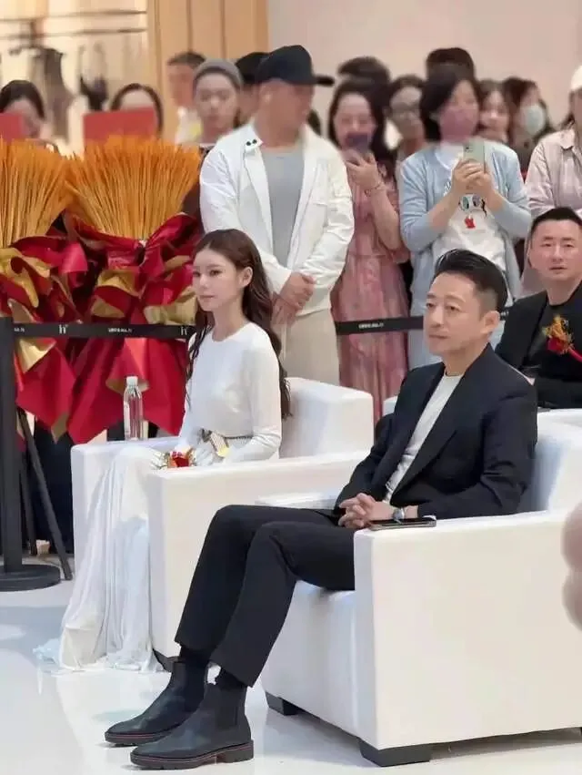 张兰开发海外市场拼事业,马筱梅回京急带货,生娃后人气不如以往