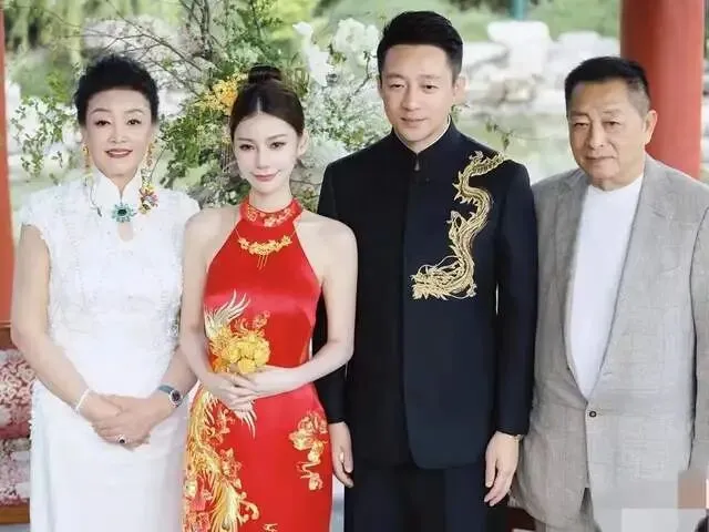 张兰开发海外市场拼事业,马筱梅回京急带货,生娃后人气不如以往