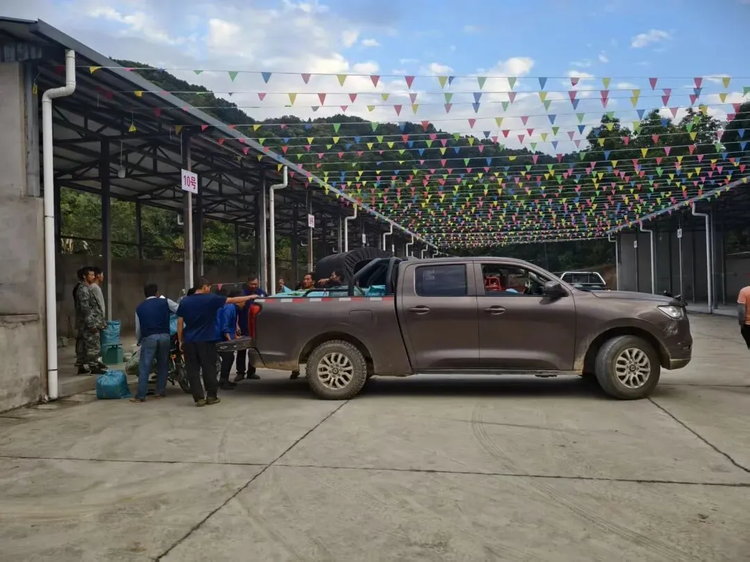 龙山镇麦地村农副产品交易市场投入使用