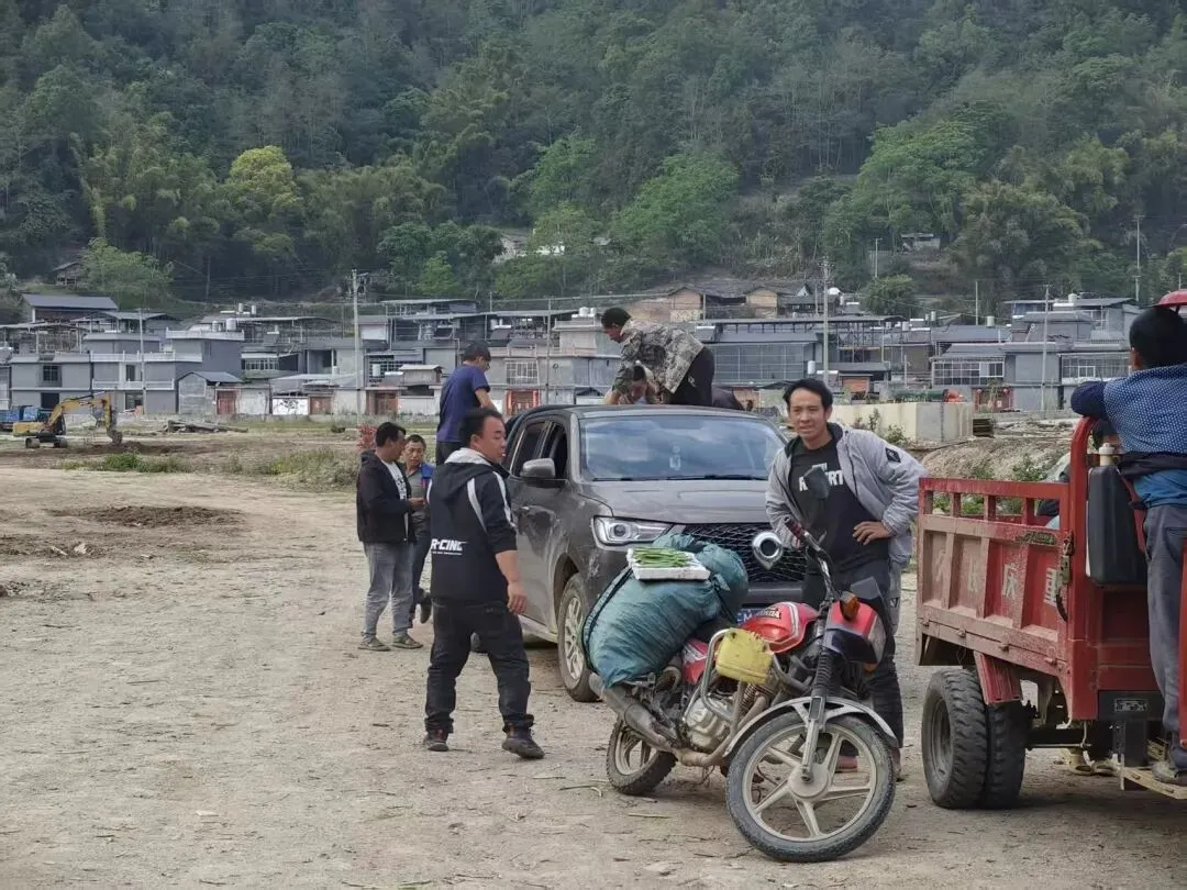 龙山镇麦地村农副产品交易市场投入使用