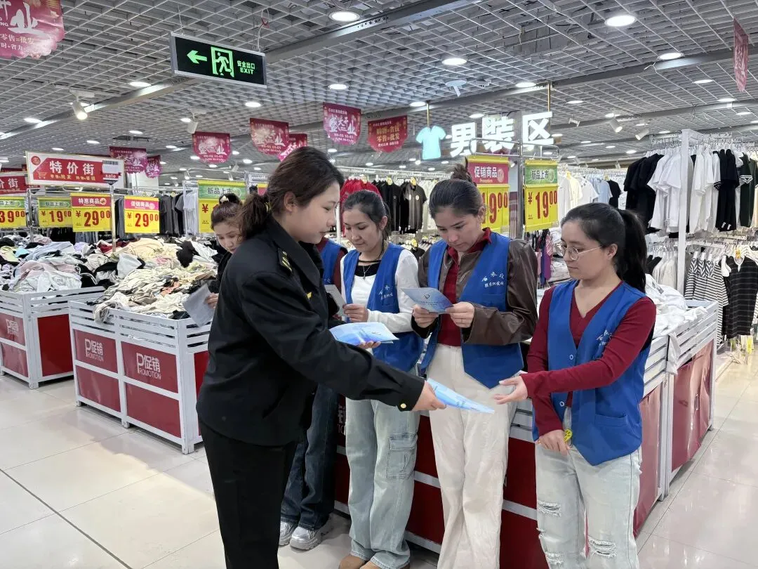 且末县市场监督管理局积极开展宪法宣传活动筑牢法治营商环境根基