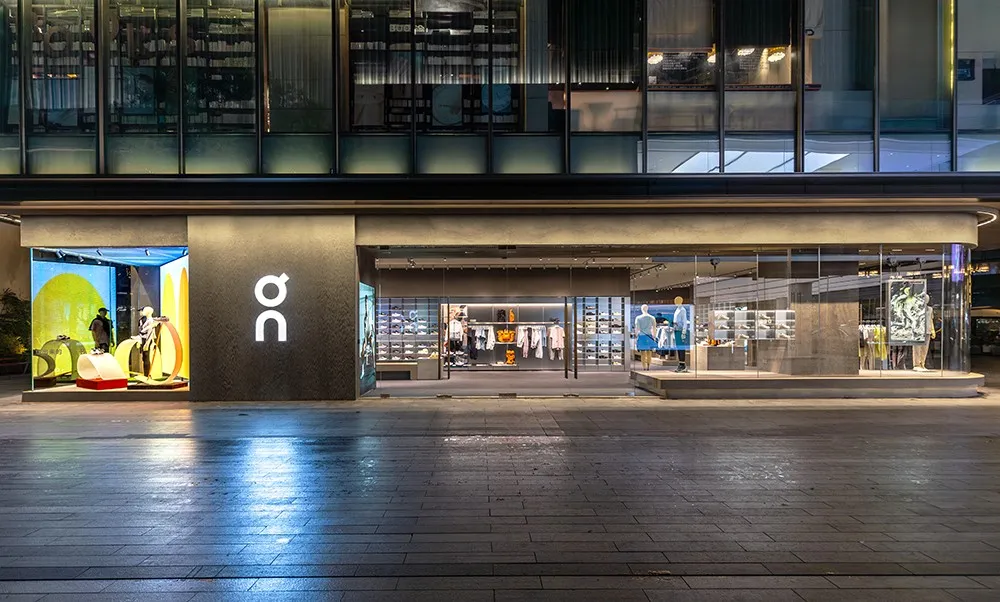 鞋底偏软却年销 30 亿:昂跑的错位营销有多狠