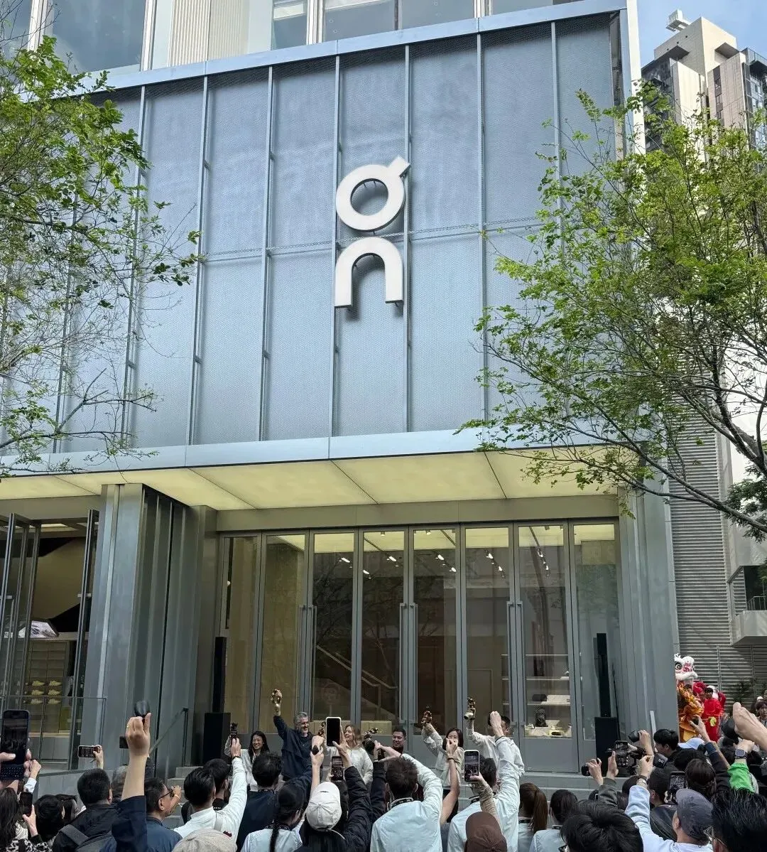 鞋底偏软却年销 30 亿:昂跑的错位营销有多狠