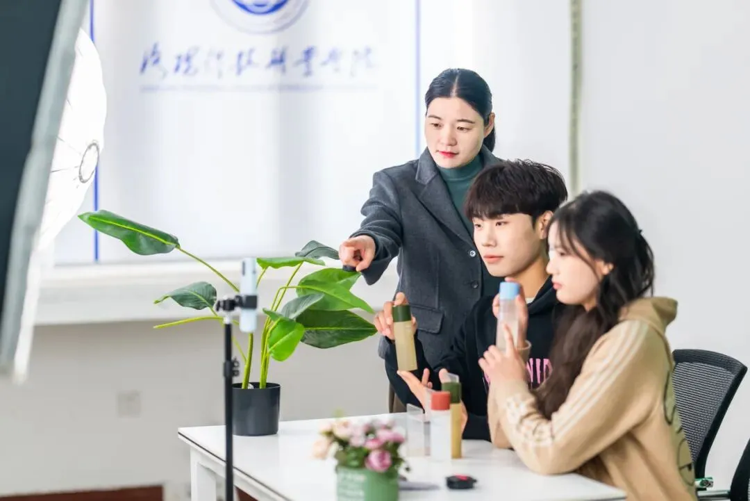 专业指南 | 网络营销与直播电商:沉浸直播练硬核本领,企业导师助高薪直达