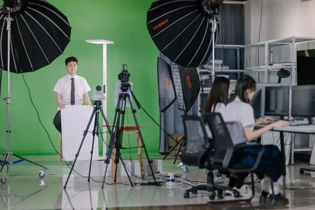 专业指南 | 网络营销与直播电商:沉浸直播练硬核本领,企业导师助高薪直达