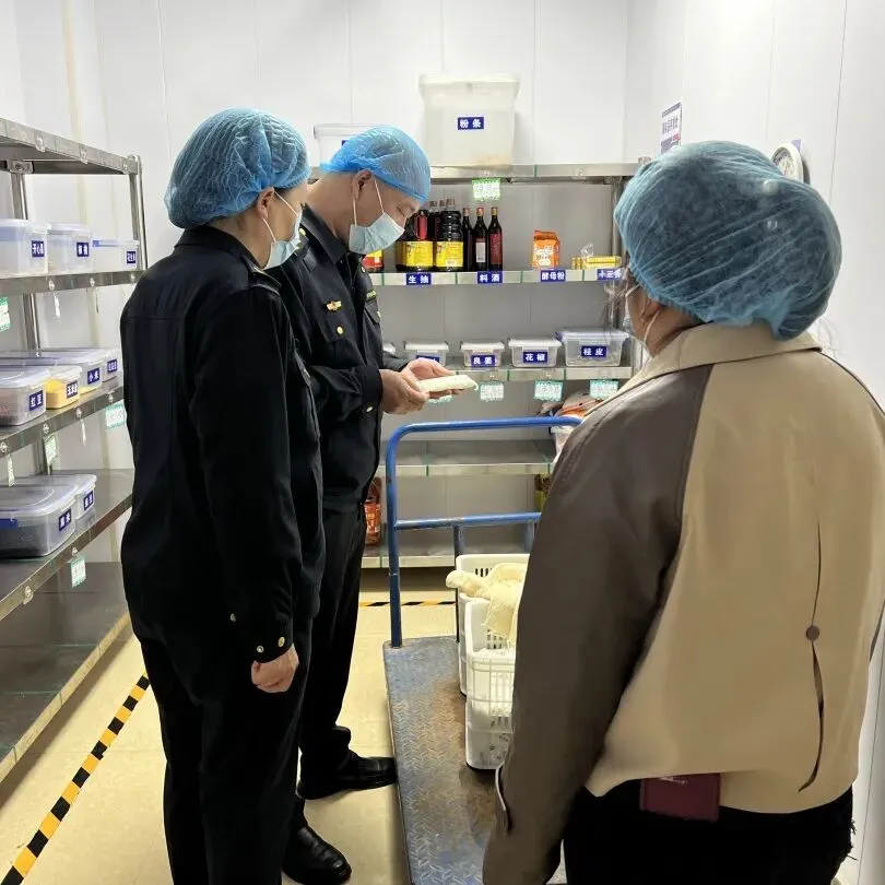 严把幼儿饮食安全关,市场监管局深入汇文铂金湾幼儿园开展季度检查