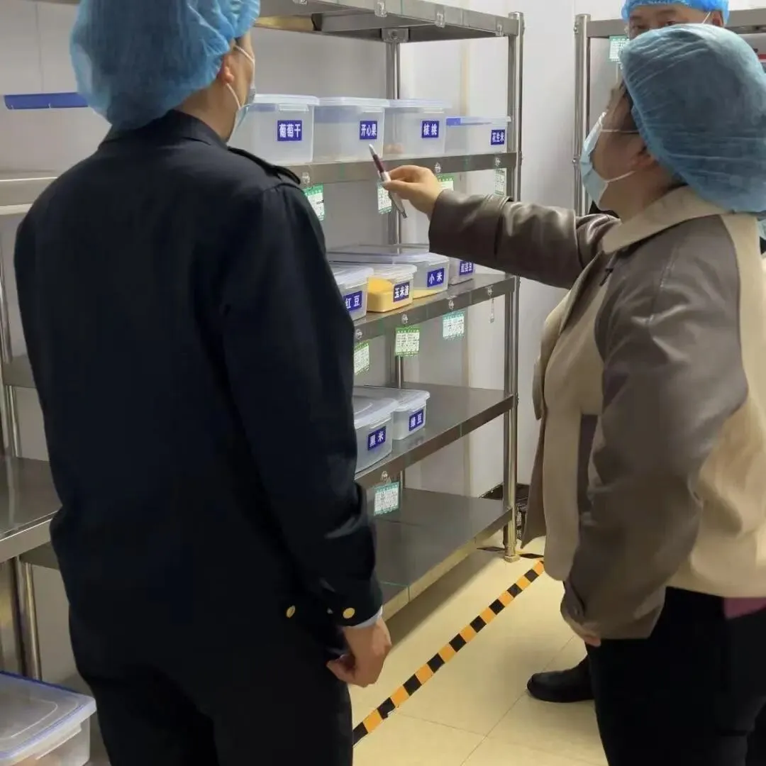 严把幼儿饮食安全关,市场监管局深入汇文铂金湾幼儿园开展季度检查