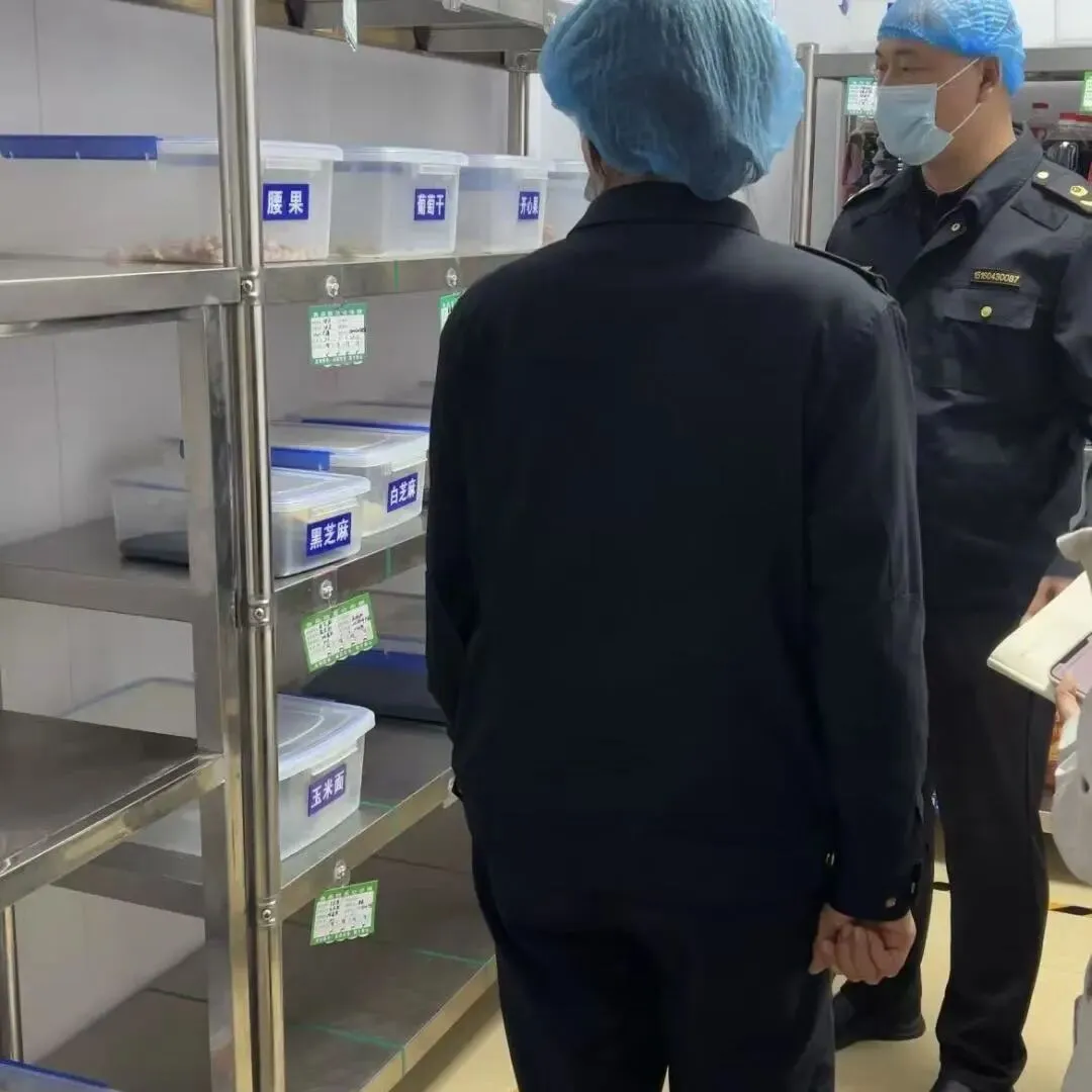 严把幼儿饮食安全关,市场监管局深入汇文铂金湾幼儿园开展季度检查