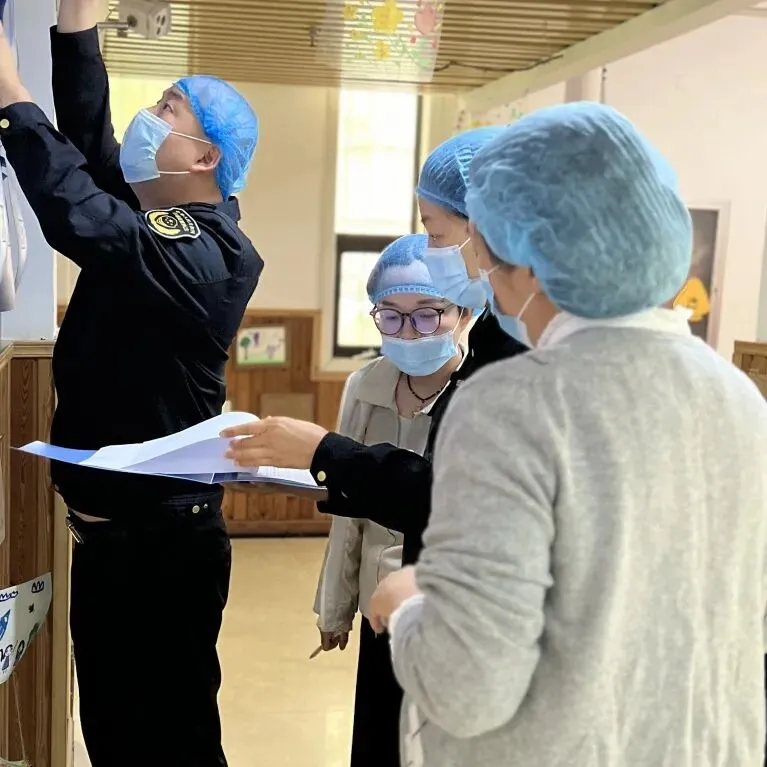 严把幼儿饮食安全关,市场监管局深入汇文铂金湾幼儿园开展季度检查